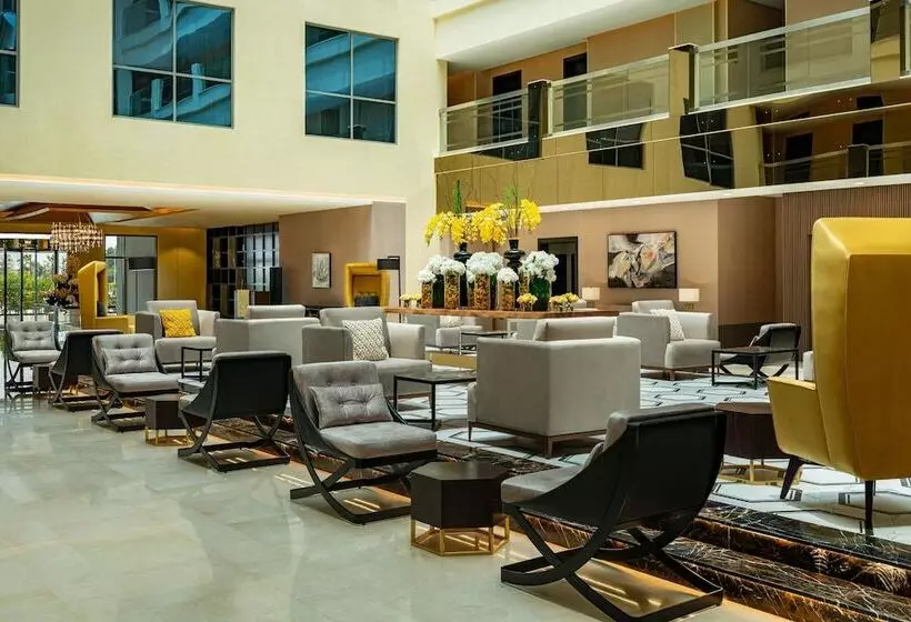 ホテル Four Points By Sheraton Production City, Dubai