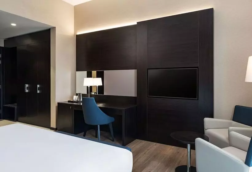 ホテル Four Points By Sheraton Production City, Dubai