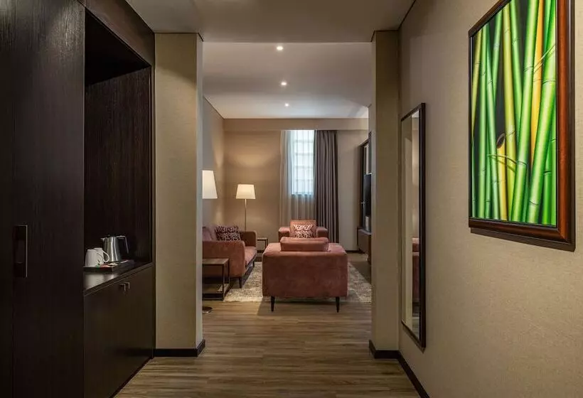 ホテル Four Points By Sheraton Production City, Dubai