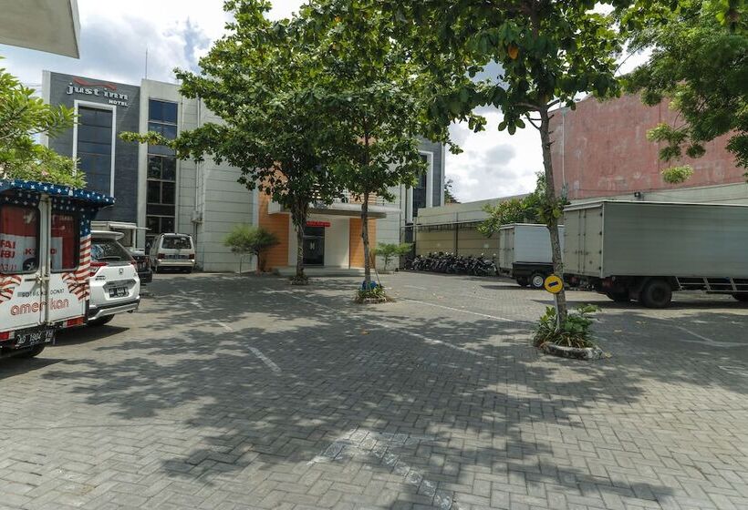 بنسيون Reddoorz Near Universitas Sebelas Maret