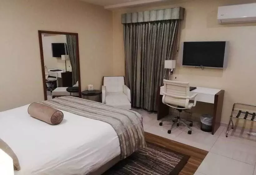 هتل Avari Xpress Faisalabad