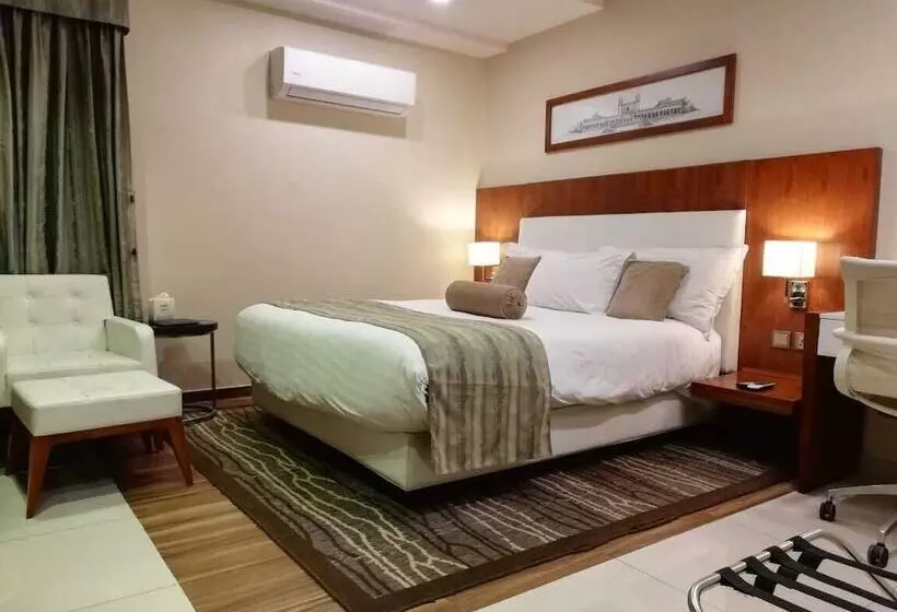 هتل Avari Xpress Faisalabad