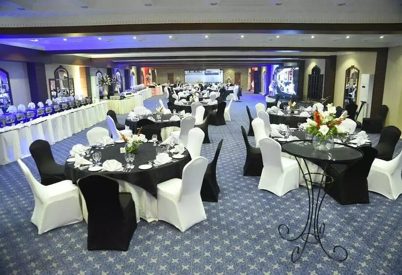 هتل Avari Xpress Faisalabad