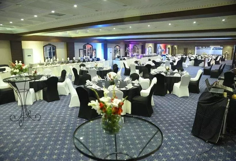 هتل Avari Xpress Faisalabad