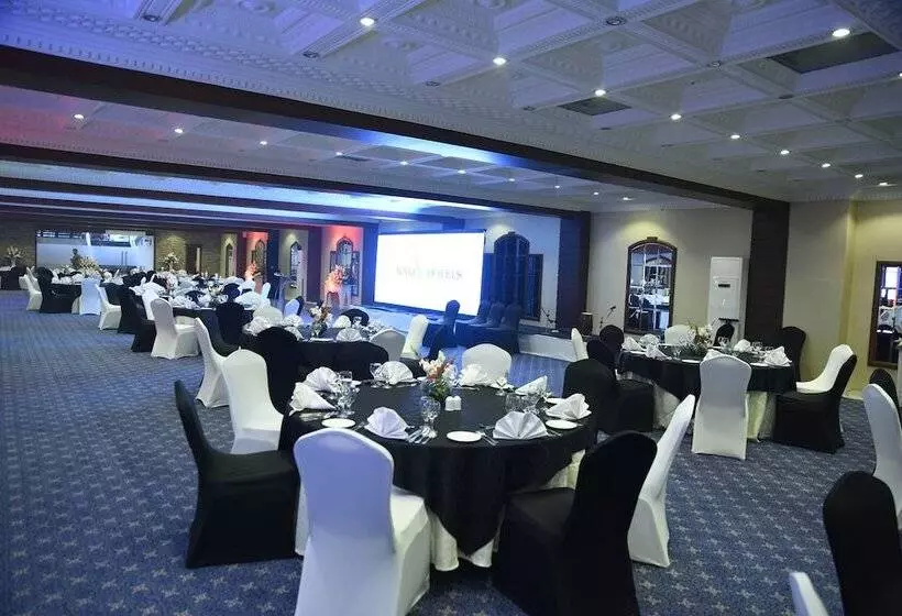 هتل Avari Xpress Faisalabad