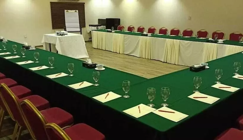 هتل Avari Xpress Faisalabad