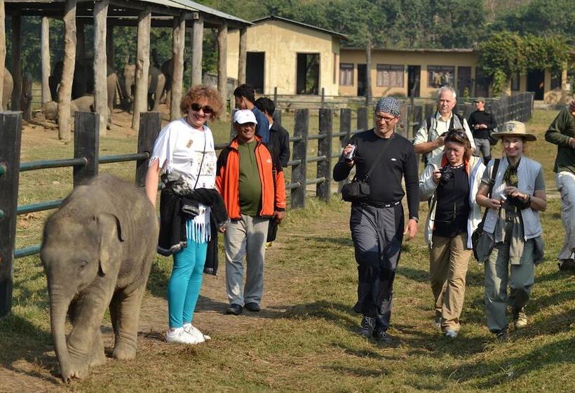 هتل Travellers Jungle Camp