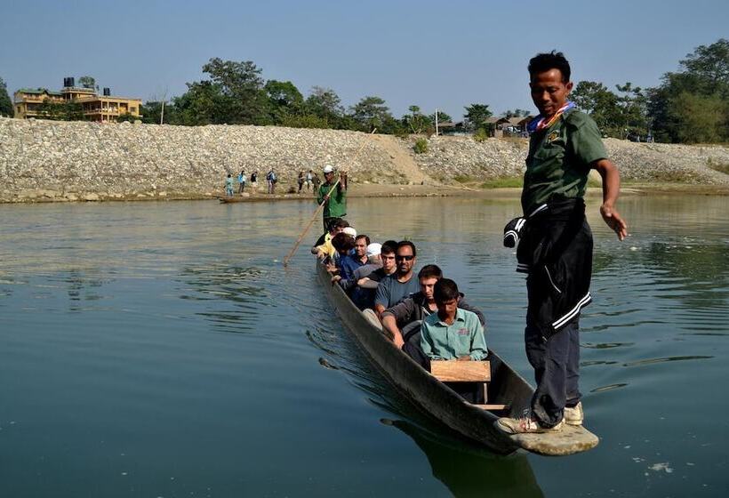 هتل Travellers Jungle Camp