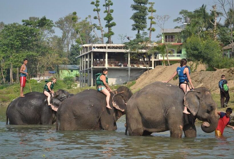 هتل Travellers Jungle Camp