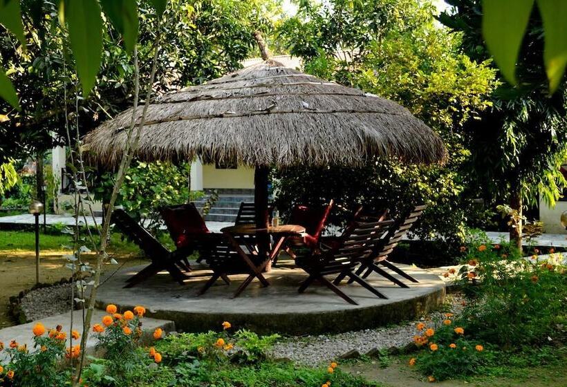 هتل Travellers Jungle Camp