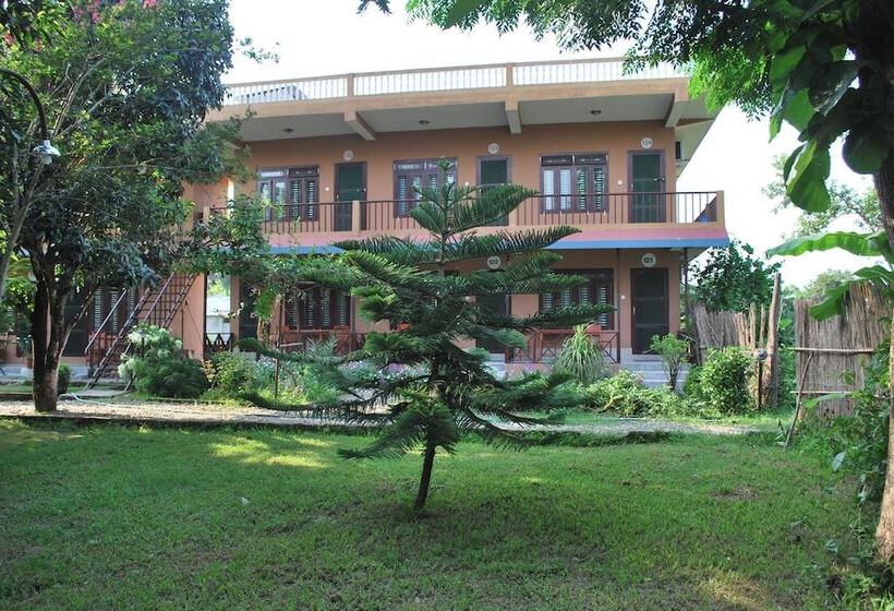 هتل Travellers Jungle Camp