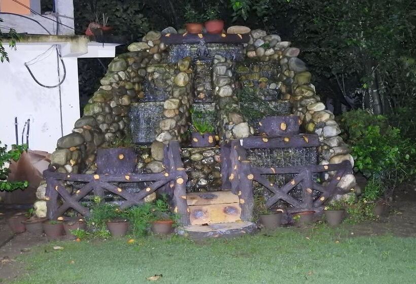 هتل Travellers Jungle Camp