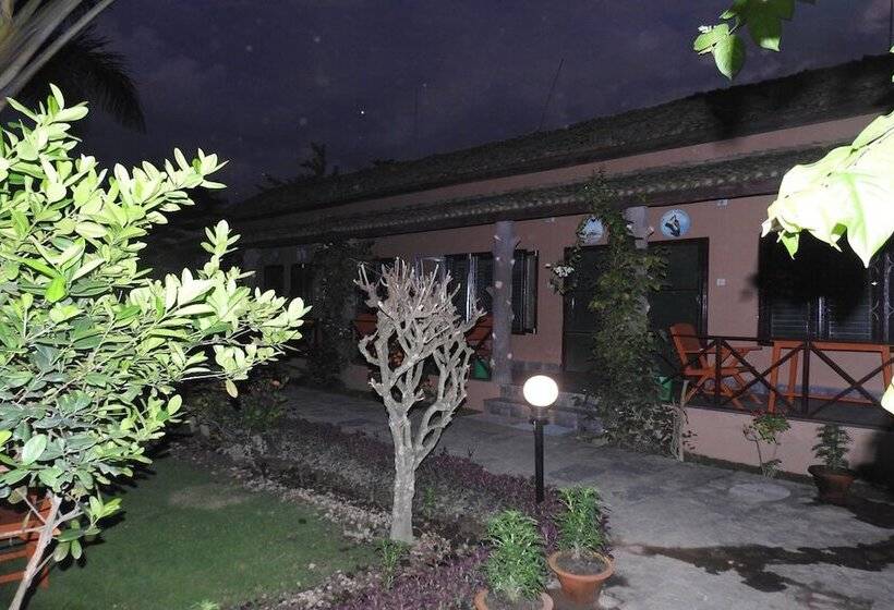 هتل Travellers Jungle Camp