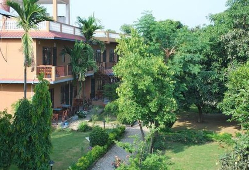 هتل Travellers Jungle Camp