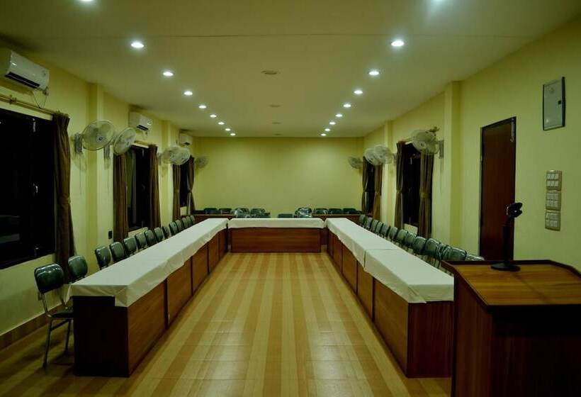 هتل Travellers Jungle Camp