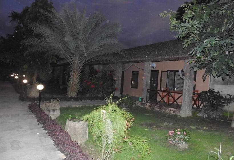 هتل Travellers Jungle Camp