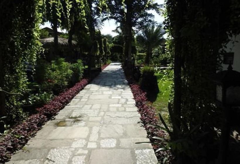 هتل Travellers Jungle Camp