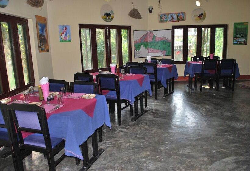 هتل Travellers Jungle Camp