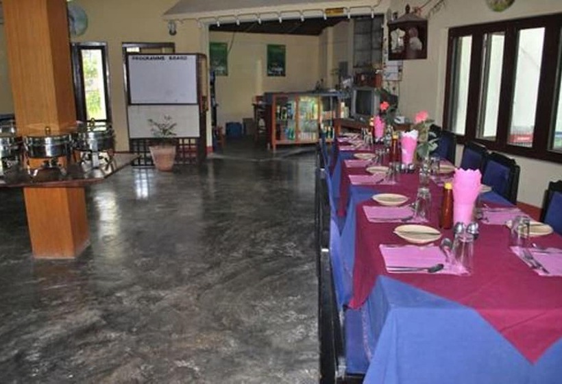 هتل Travellers Jungle Camp