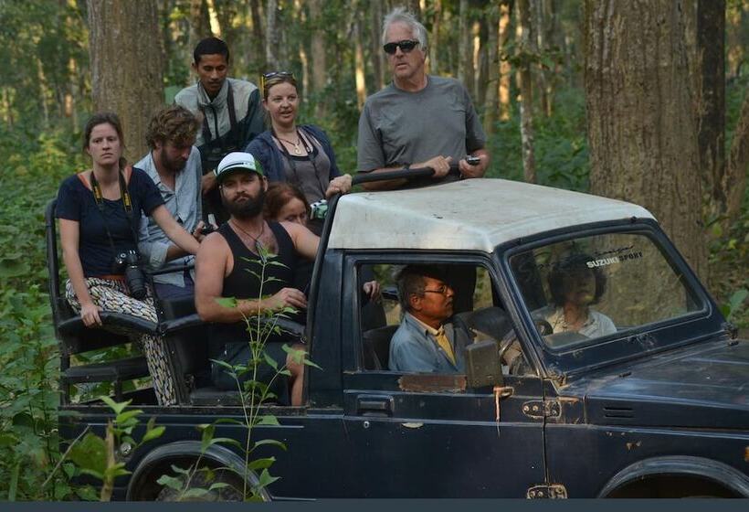 هتل Travellers Jungle Camp