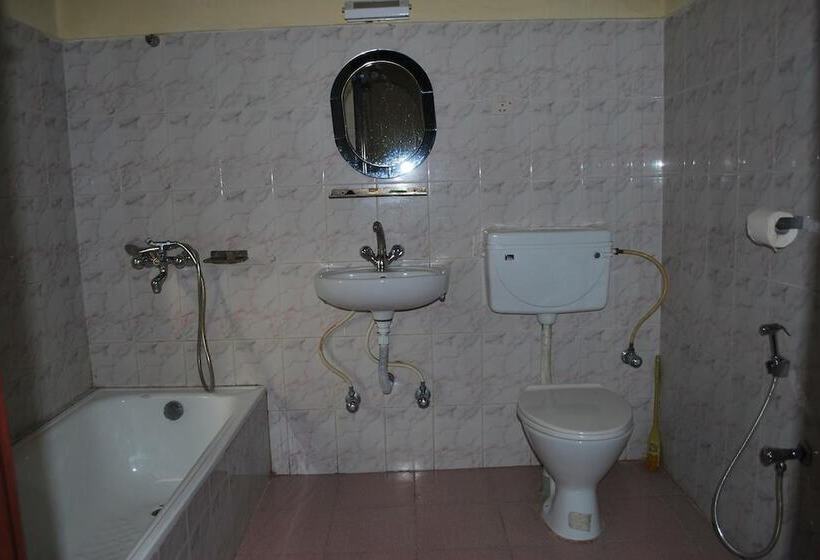 هتل Travellers Jungle Camp