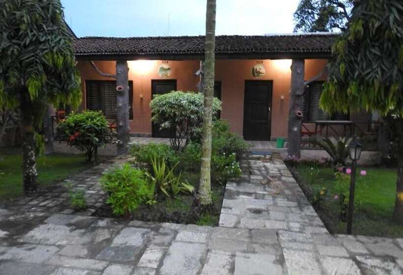 هتل Travellers Jungle Camp