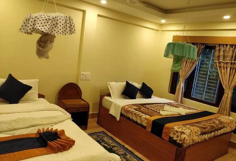 هتل Travellers Jungle Camp