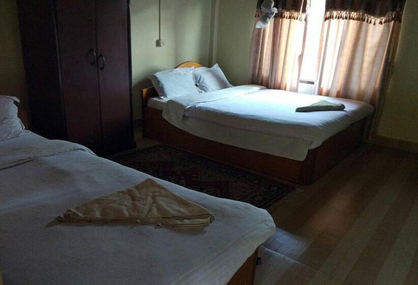 هتل Travellers Jungle Camp