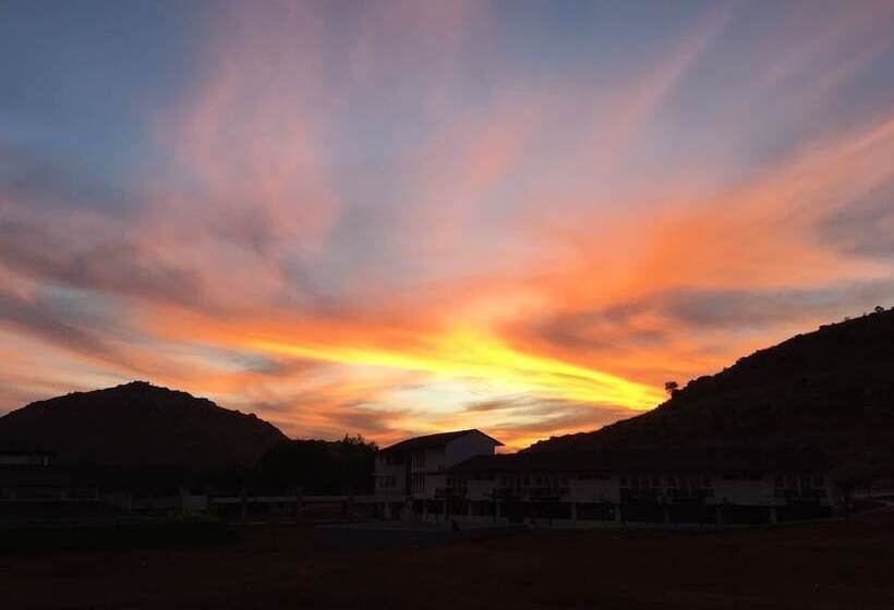 استراحتگاه Shathayu Retreat