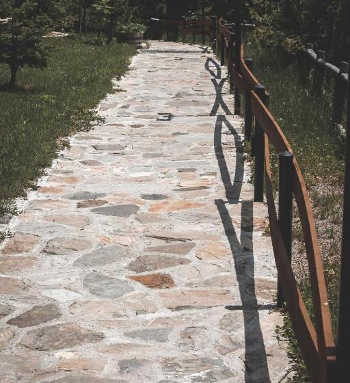 Sfendamos Wood Village