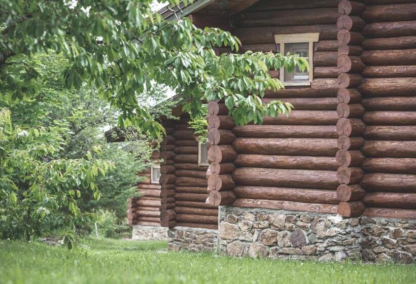 Sfendamos Wood Village