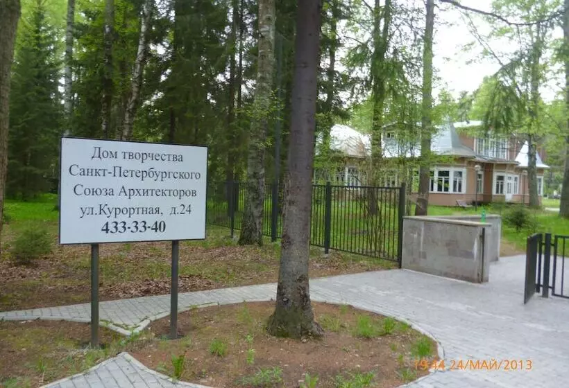 Hotelli Dom Tvorchestva Arkhitektor