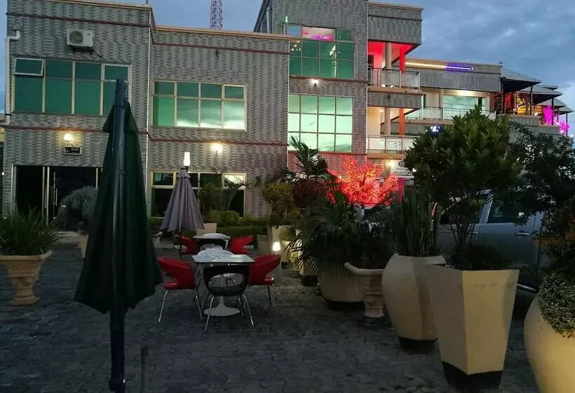 هتل Golden Zambezi Lodge