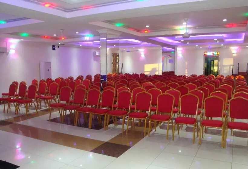 هتل Golden Zambezi Lodge