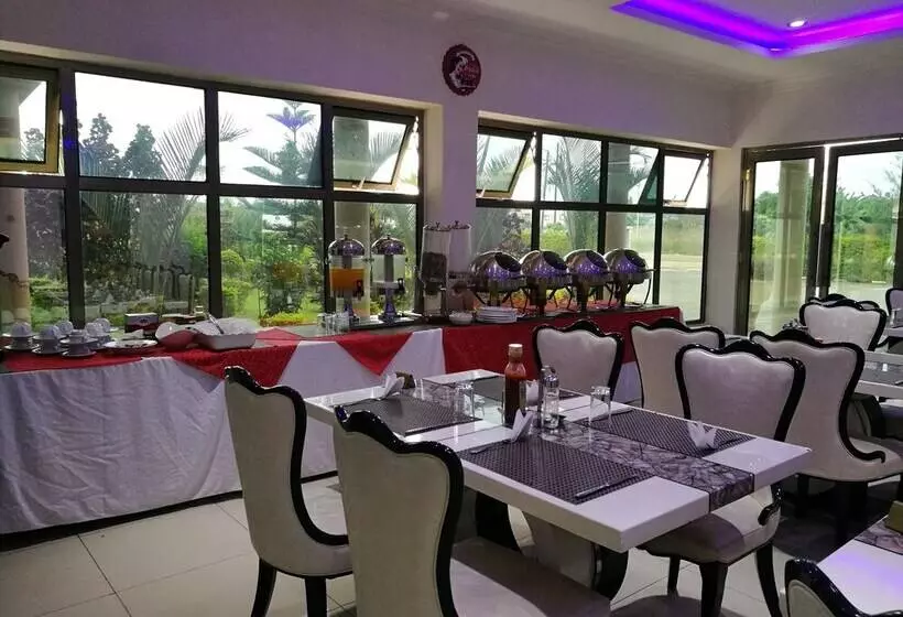 هتل Golden Zambezi Lodge