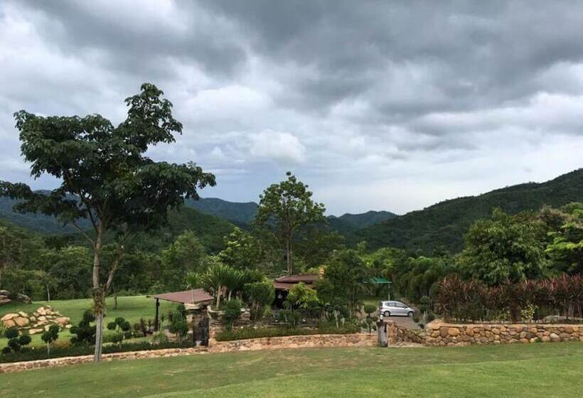 בית מלון כפרי The Triple M Mountain Resort