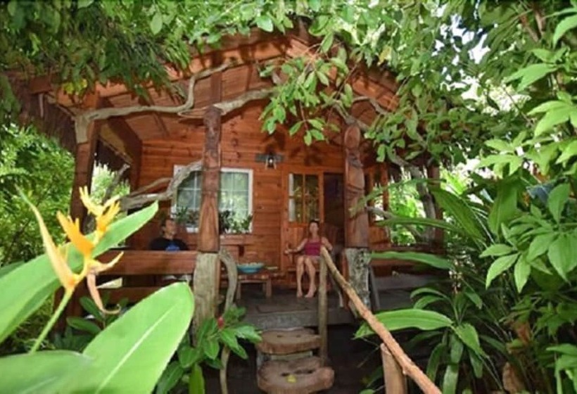 هتل Vanuatu Secret Garden Resort