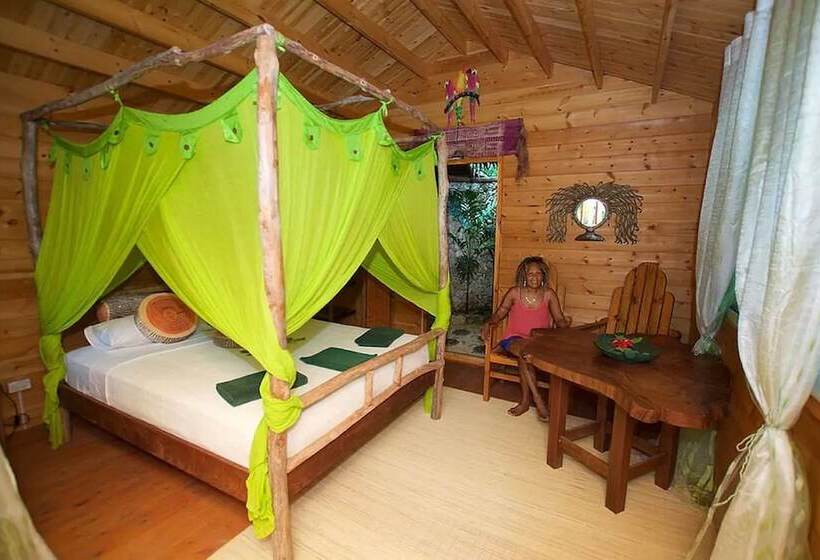 هتل Vanuatu Secret Garden Resort