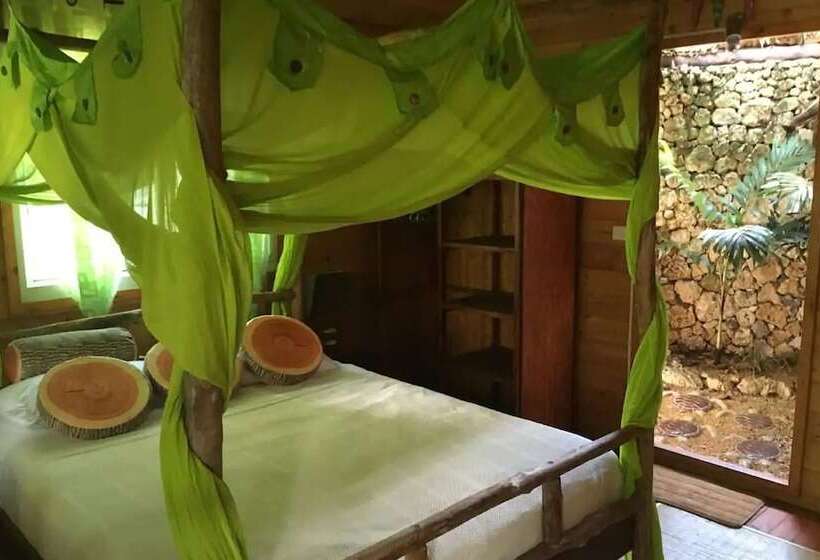 هتل Vanuatu Secret Garden Resort