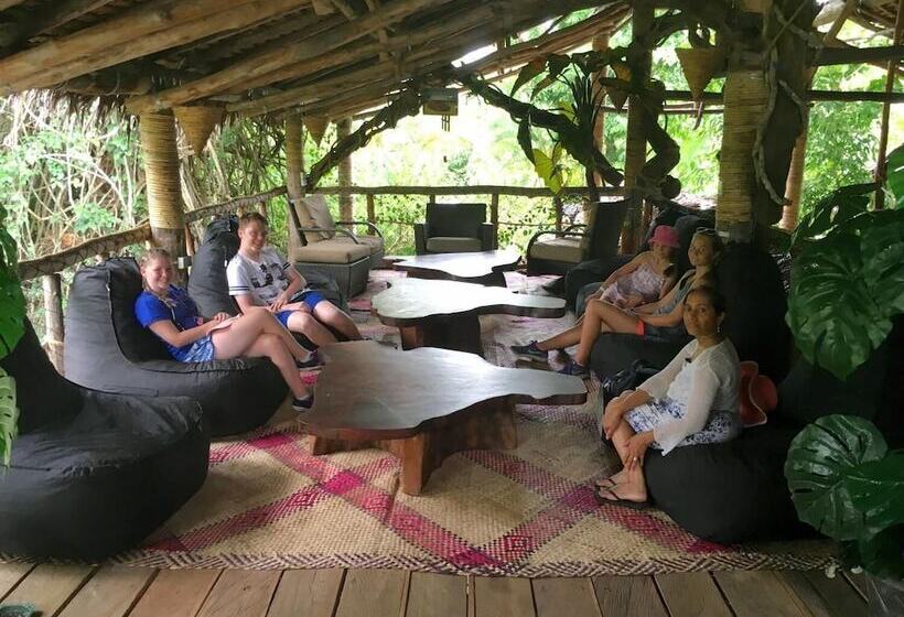 هتل Vanuatu Secret Garden Resort