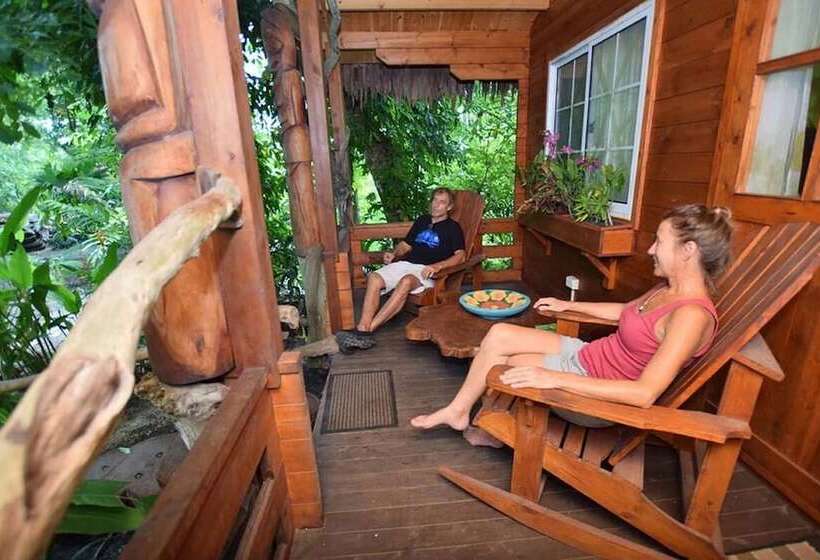 هتل Vanuatu Secret Garden Resort