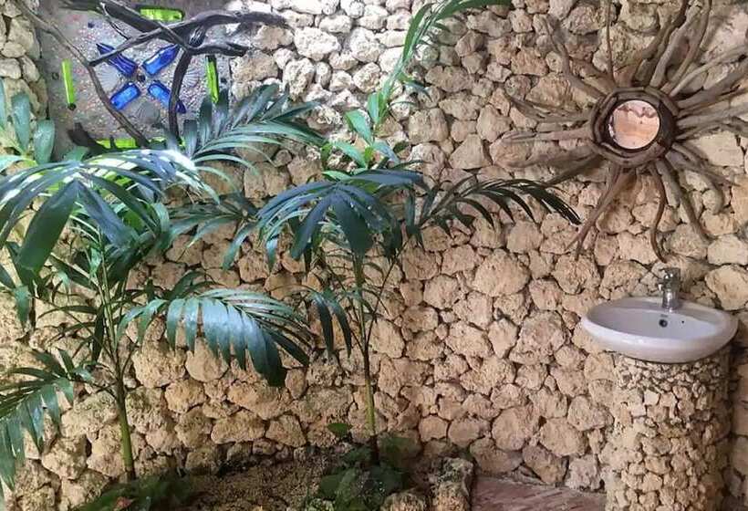 هتل Vanuatu Secret Garden Resort