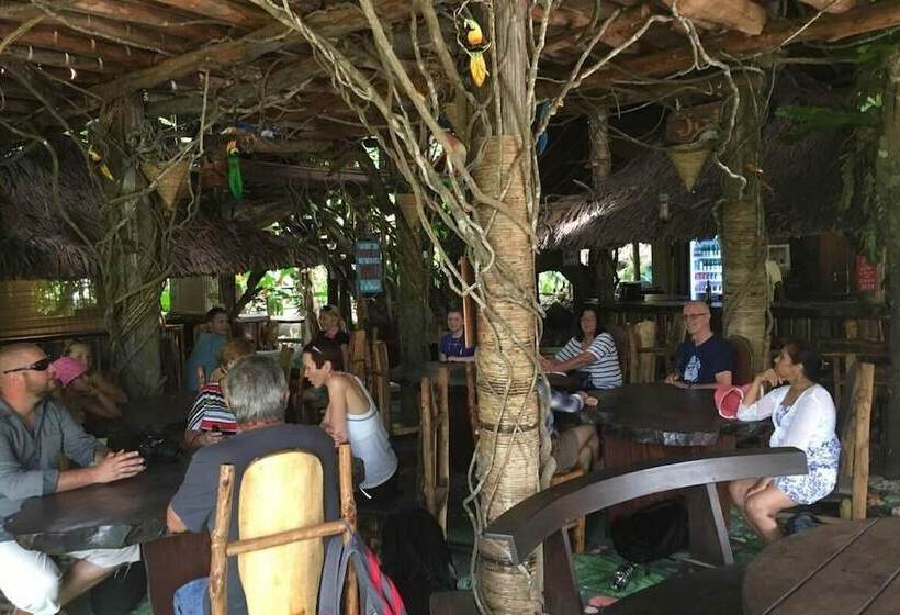 هتل Vanuatu Secret Garden Resort