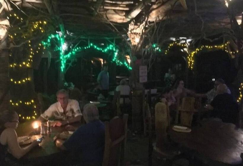 هتل Vanuatu Secret Garden Resort