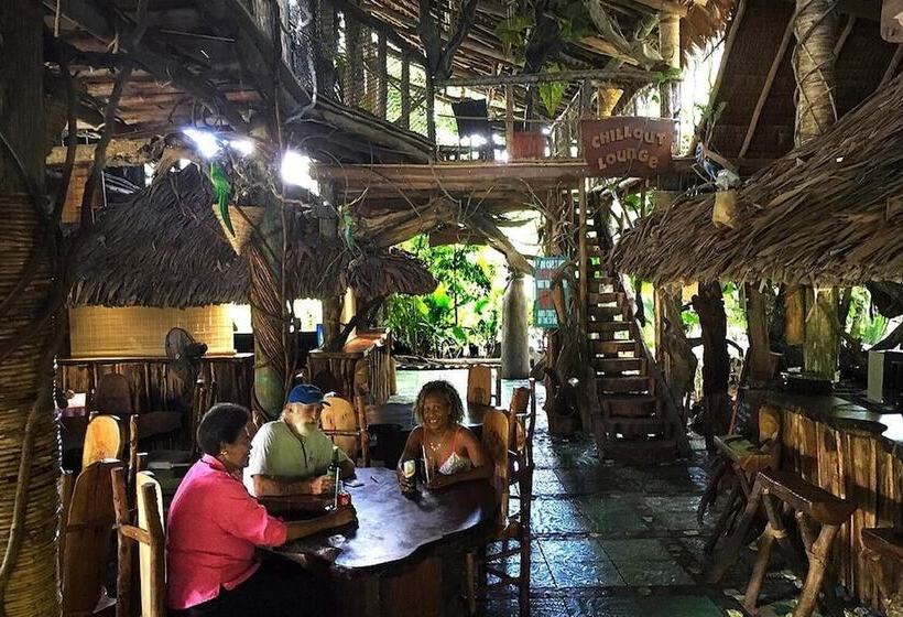 هتل Vanuatu Secret Garden Resort