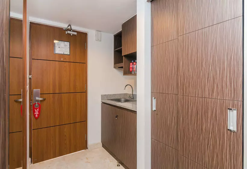 ホテル Zen Rooms Raya Kuta 3