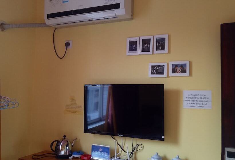 En Attendant Godot Youth Hostel