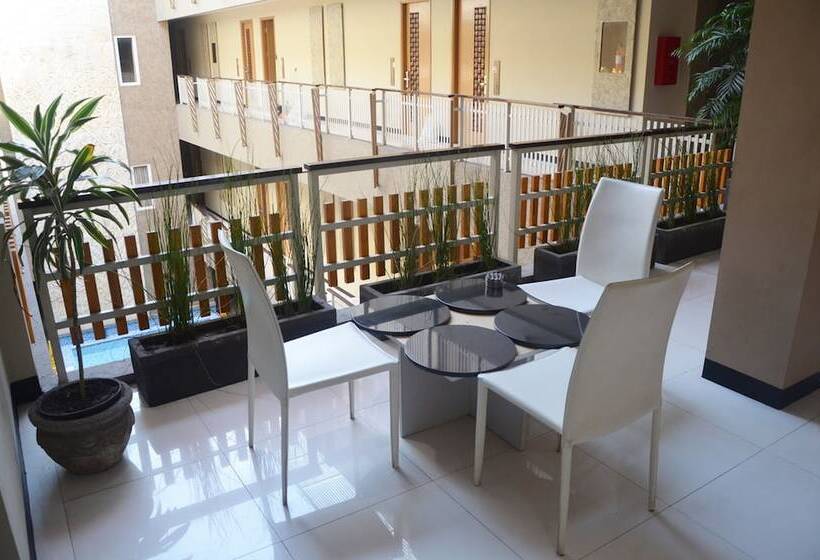 בית מלון כפרי The Rivavi Legian