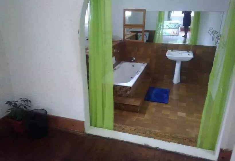 تختخواب و صبحانه Breeze Guest House