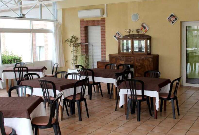 בית מלון כפרי Logis Hôtel   Auberge Du Pastel   Hôtel 3 étoiles Et Restaurant